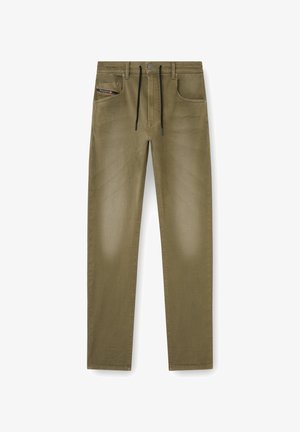 Oliivivärvilised püksid, mis on valmistatud puuvillase segumaterjalist, millel on sile tekstuur. Neil on paelaga talje ja viis taskut, sealhulgas küljetasku.