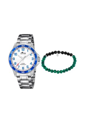 Srebrna kovinska ročna ura z modrim in belim številčnico, ki kaže čas 10:10, ob strani okrogla zapestnica z izmenjujočimi se črnimi in zelenimi kroglicami.