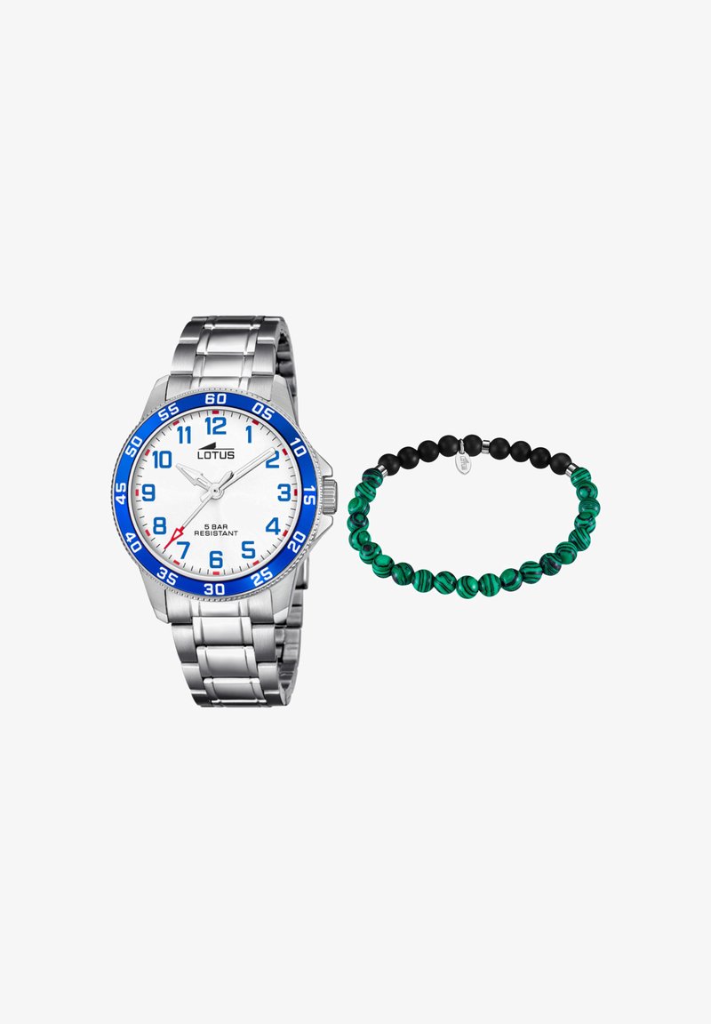 Srebrna kovinska ročna ura z modrim in belim številčnico, ki kaže čas 10:10, ob strani okrogla zapestnica z izmenjujočimi se črnimi in zelenimi kroglicami.