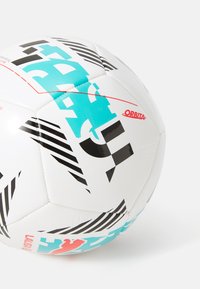 Hvid fodbold med sorte og turkise grafikker, der har et geometrisk mønster og røde accenter, mærket "ORBITA" og "LA LIGA."