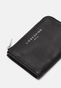 Czarny skórzany portfel o teksturowanym wykończeniu i suwaku w kolorze srebrnym. Na przedniej stronie znajduje się wytłoczone logo "LIEBESKIND BERLIN".