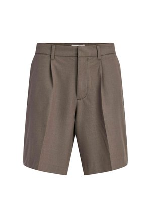 Shorts marron sur mesure longueur genoux avec passants de ceinture et plis devant, avec une fermeture avant dissimulée.