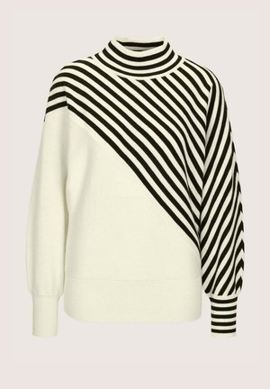 Weißer Pullover mit hohem Kragen, schwarzen diagonalen Streifen über der Brust und einem Ärmel, mit gerippten Bündchen und Saum.
