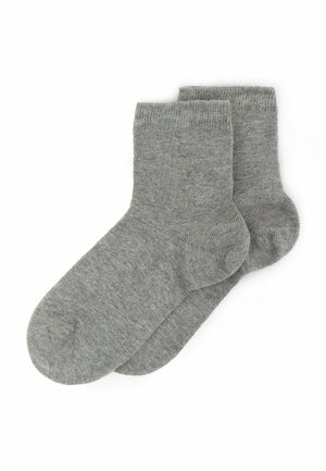 Grå bomullssockor med en slät textur, mitt-lång längd, rundade tår och ribbade muddar. Två par uppvisade sida vid sida.