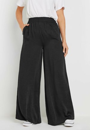 Wijde zwarte broek van lichtgewicht stof, met een elastische tailleband en zijzakken. Het ontwerp biedt een relaxte silhouet.