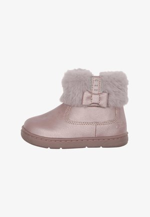 Roze metalen enkellaars met een faux fur rand, decoratieve strik en zilveren accenten. Rubber zool met stiksels. Gladde oppervlakte textuur.
