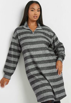 Abito oversize con zip, in strisce orizzontali alternate di nero e grigio. Tessuto a costine, maniche lunghe con polsini arricciati e colletto alto.
