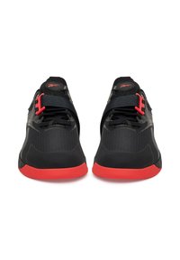 Czarne buty sportowe z teksturowaną cholewką, z czerwonymi akcentami i podwójnym systemem zapięcia (sznurówki i pasek) dla pewnego dopasowania.