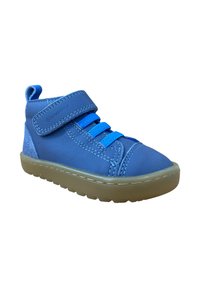 Zapatilla alta de cuero azul con cordones azules en contraste, detalles de costura y suela de goma marrón clara. Cinta de velcro para facilitar el calzado.