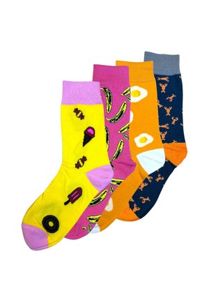 Conjunto de cuatro calcetines con colores vivos: amarillo con helados y caramelos, rosa con plátanos, naranja con huevos y marino con langostas.