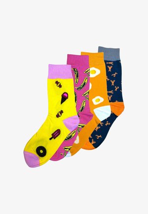Zestaw czterech skarpetek w jaskrawych kolorach: żółte z lodami i cukierkami, różowe z bananami, pomarańczowe z jajkami oraz granatowe z homarami.