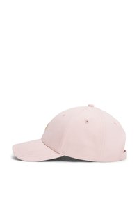 Roosa puuvillane pesapallimüts kõverdatud visii, väikese logoga aktsent ja riidest reguleeritav rihm taga ning tikitud ventilatsiooniaukudega.