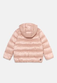 Casaco puffer rosa claro com acolchoado horizontal e capuz fixo, exibido de costas sobre um fundo branco.