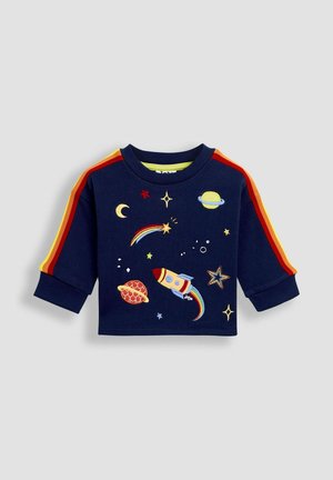 Tamsiai mėlyna kūdikių sportinė palaidinė su raudonais ir geltonais dryžiais ant rankovių, papuošta siuvinėtų raketa, planetomis, žvaigždėmis, mėnuliu ir vaivorykšte.