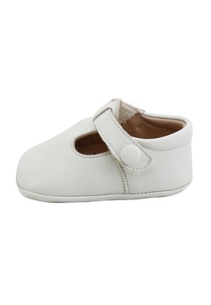 Zapato de bebé de cuero blanco suave con punta redonda, abertura en la parte superior y correa ajustable con cierre de botón redondo.