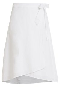 Vit omlottkjol i lätt tyg, med knytning i midjan. Asymmetrisk fåll med en mjuk yta.