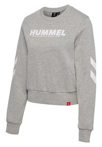 Grauer Sweatshirt mit Rundhalsausschnitt, gerippten Bündchen und Saum. Enthält das "HUMMEL" Logo und weiße Chevronstreifen an den Ärmeln. Aus einem Baumwollmischgewebe.