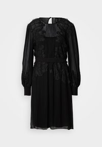 Robe noire avec des manches longues transparentes, une taille plissée et des détails de dentelle florale sur le corsage. Fini avec une ceinture à la taille et un dos à découpe en forme de clé.