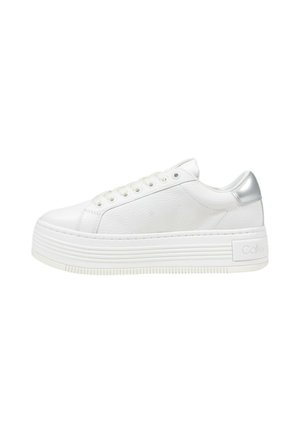 Sneaker platform bianche realizzate in pelle testurizzata, con dettagli argentati sul tallone e una suola spessa e rigata. Cinque occhielli per i lacci visibili.