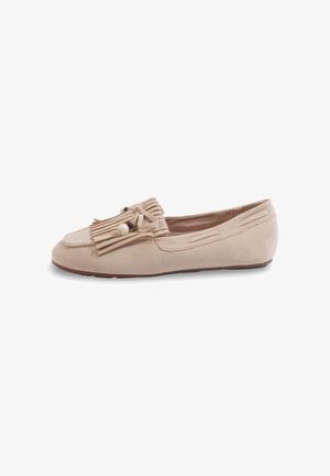 Mocassin plat en daim beige avec franges à pompons et perles décoratives sur le dessus, avec un bout arrondi et un petit talon.