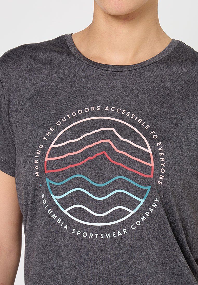 T-shirt grigio scuro con un grafico circolare che presenta design di montagne e onde nei toni del rosa e dell'azzurro chiaro, con il testo "Rendere l'outdoor accessibile a tutti."