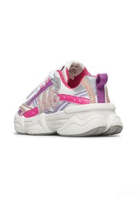 Sneaker bianco chunky con accenti rosa, viola e beige, grande logo "W6" sul lato e suola spessa e testurizzata vista da un angolo posteriore.
