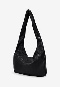 Bolso de hombro de cuero negro con una forma suave y redondeada, que presenta una correa ancha y cierre de cremallera. Textura lisa, diseño minimalista.