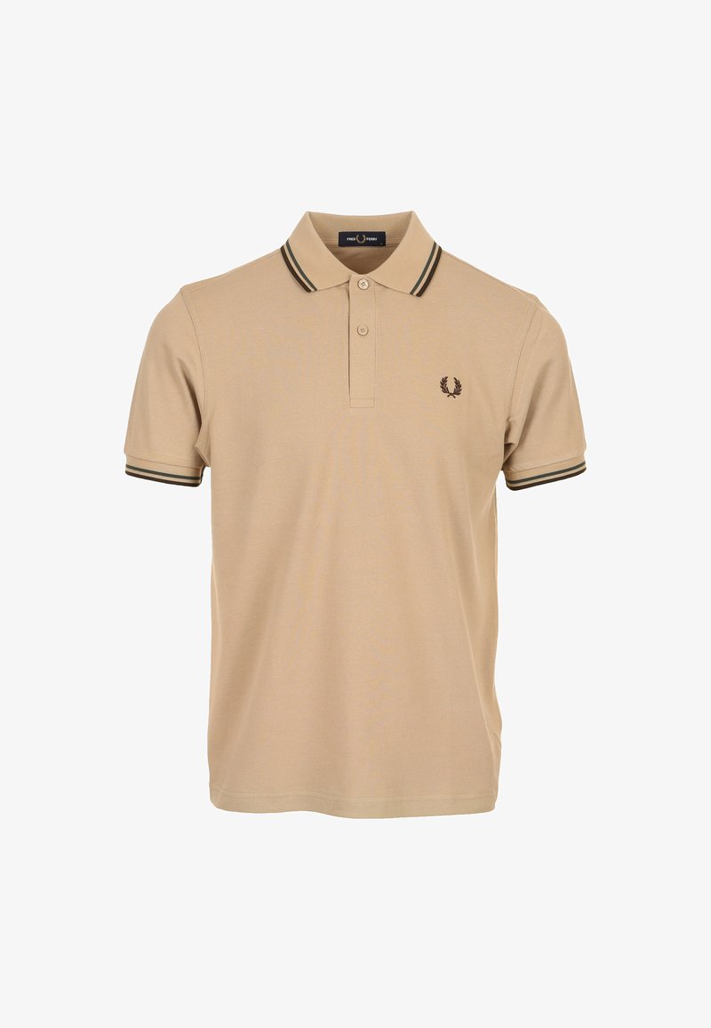 Polo beige avec une patte à deux boutons, un col rayé vert foncé et des poignets assortis, ainsi qu'un petit logo sur le côté gauche de la poitrine. Texture lisse.