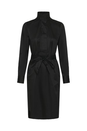 Czarna sukienka z długim rękawem sięgająca kolan, z wysokim kołnierzem i materiałowym paskiem zawiązanym w talii, z ukrytą plisą z przodu.