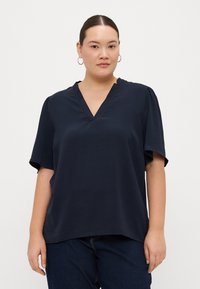 ONLY Carmakoma CARNOEMI LIFE 2/4 V NECK BLOUSE  - Blouse - sky captain
