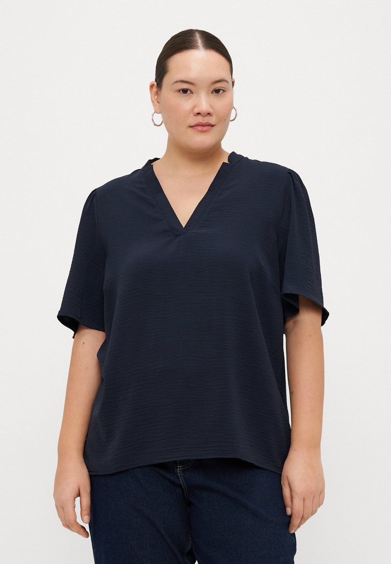 ONLY Carmakoma CARNOEMI LIFE 2/4 V NECK BLOUSE  - Blouse - sky captain