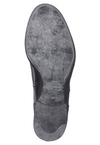 Svart lädersule med ett texturerat grepp, med en logo och storleksdetaljer. Designen inkluderar en slät sektion och en rundad kant.