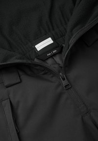 Schwarze Jacke mit einem fleecegefütterten Kapuzen, versehen mit einem Frontreißverschluss, verstellbarem Kordelzug und einem sichtbar angebrachten Größenetikett.