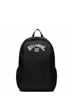 Sac à dos noir Billabong avec un compartiment principal zippé et des poches latérales en mesh, arborant le logo de la marque en blanc à l’avant.