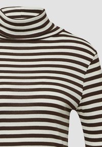 Sweter z golfem w paski, charakteryzujący się naprzemiennymi brązowymi i białymi paskami, prążkowaną teksturą oraz dopasowanym krojem z wysokim kołnierzem.