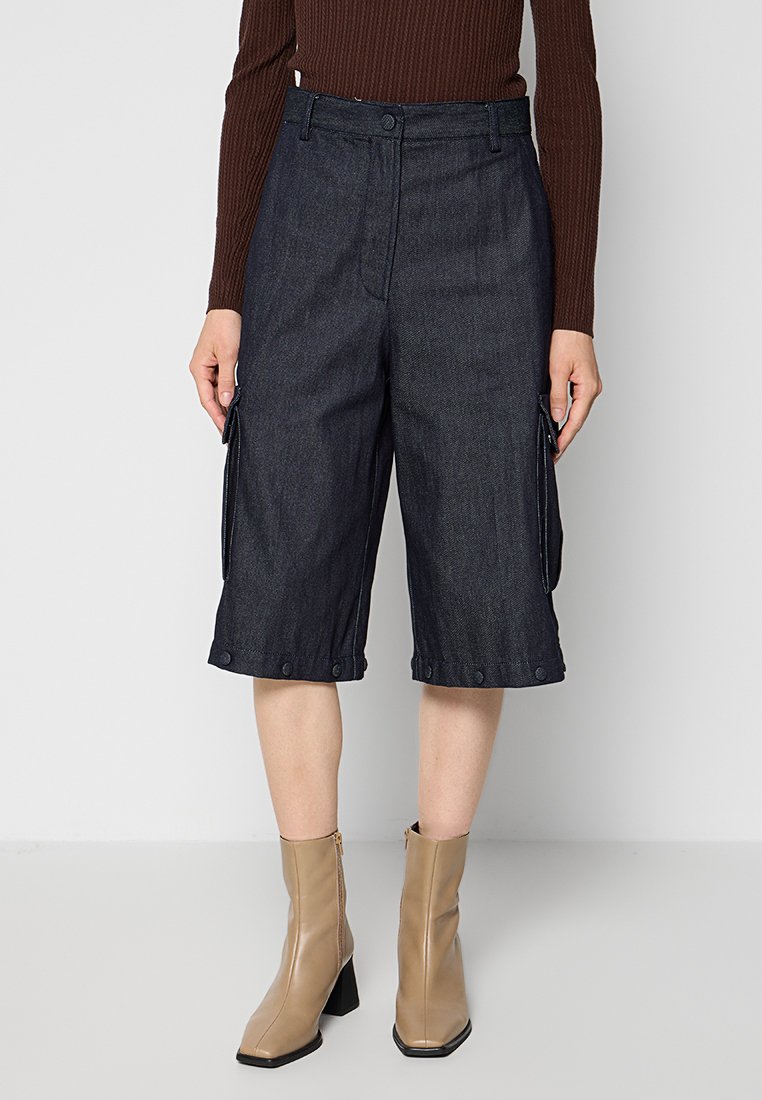 Donkerdenim cargo shorts met een aansluitende pasvorm, op kniehoogte, uitgerust met zijzakken en drukknoopjes aan de zoom. Soepele, gestructureerde stof.