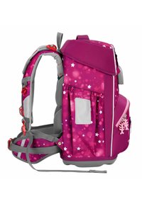 Sac à dos violet avec des motifs d'étoiles, des bretelles grises, des accents réfléchissants, une poche latérale, et un tirette de fermeture éclair rose en forme de lézard.