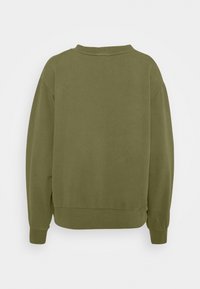 Sudadera verde oliva, con escote redondo, hombros caídos y puños de canalé. Textura suave con un corte relajado.