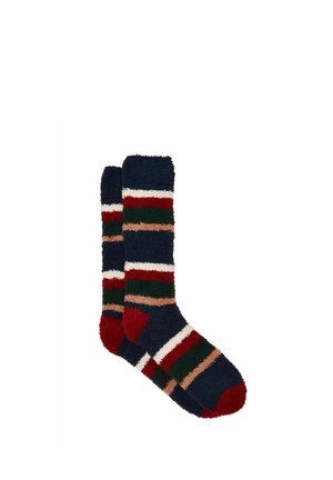 Ein Paar flauschige Socken mit horizontalen Streifen in Marineblau, Rot, Grün, Weiß und Beige.