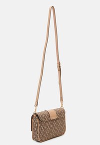 Malá obdélníková crossbody taška s nastavitelným světlým popruhem, béžovým a hnědým monogramovým vzorem a klopou se solidním světlým akcentem.