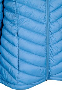 Giacca puffy azzurra chiara con design trapuntato, dotata di una zip frontale e di una piccola tasca laterale. Il materiale esterno appare liscio e lucido.