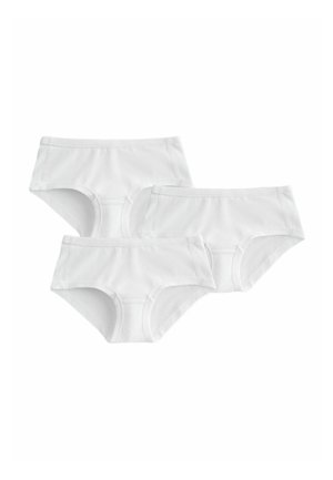 Trzy pary prostych białych bawełnianych majtek, ułożonych w trójkąt na białym tle.