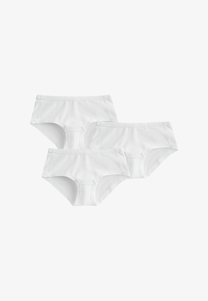 Trois paires de slips blancs en coton uni disposées en triangle sur un fond blanc.