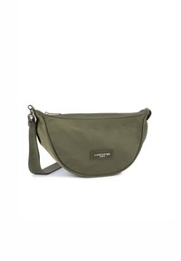 Borsa a spalla verde oliva realizzata in nylon morbido, caratterizzata da una forma curva, chiusura con zip e una finitura opaca con un piccolo logo del marchio.