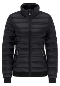 Czarna pikowana kurtka z kołnierzem typu stójka, dwoma kieszeniami na zamek oraz ściągaczami przy rękawach. Charakteryzuje się poziomym pikowaniem i przednim zamkiem błyskawicznym.