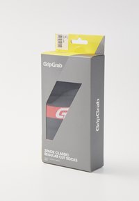 Trzypak skarpetek GripGrab w klasycznym kroju w szarym opakowaniu z przezroczystym oknem, z czerwonym i białym logo oraz detalami marki.
