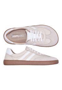Baskets beige clair avec laçage blanc à l'avant, bandes blanches sur les côtés, détail blanc sur le talon et semelle en caoutchouc marron, vues de dessus et de côté.