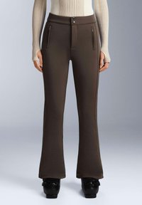 Hnědé kalhoty s rozšířenými nohavicemi z elastického materiálu, které mají dvě kapsy na zip, detail švu v přední části a hladký povrch.