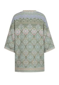 Top in stile kimono con un motivo a fantasia, realizzato in morbido tessuto, caratterizzato da tonalità verdi e pastello, motivi intricati, maniche ampie e una vestibilità comoda.