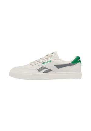 Witte lage Reebok sneaker met grijze zijstrepen, groene hielstrook, groen Reebok-logo op de zijkant en tong, en een witte rubberen zool.